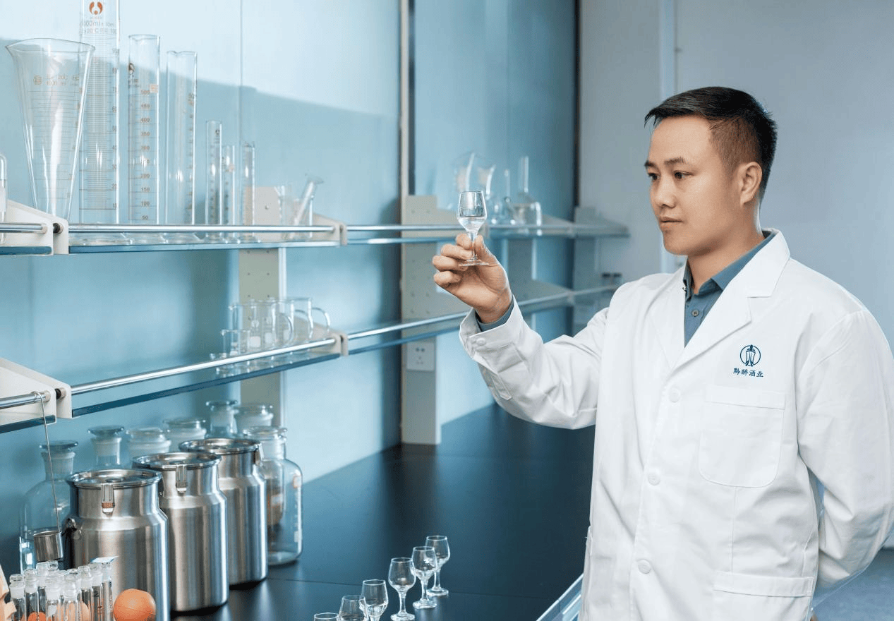 免费视频看片网站酒業總工程師趙仕蛟 | 二十九載奮鬥不輟，農家少年終成不凡工匠
